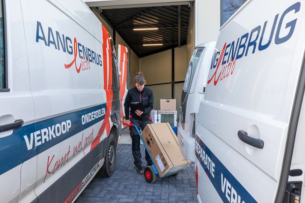 Vakvrouw in schouwen-duiveland bezig met voorbereidingen van witgoed reparatie